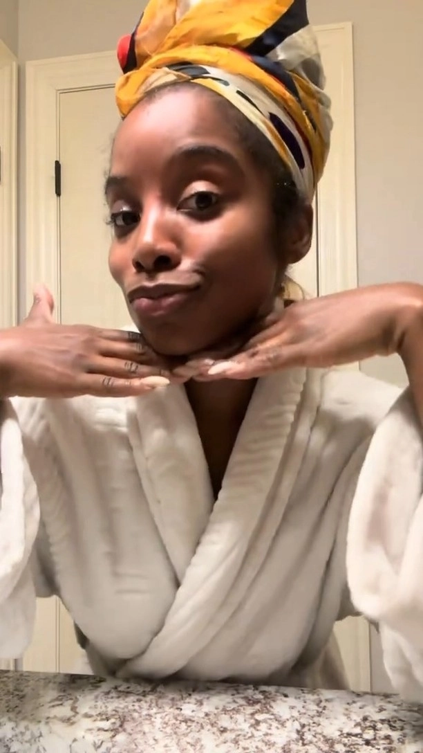 We have a hunch why @heyitsmva chose us for that coveted toner slot in her routine. Our Pore Perfecting Toner has the highest grade witch hazel on the planet. It refreshes and refines your skin without over-drying. Bang meets Buck. xoxo

#SkincareSoulmate #Dickinsons #FacialCleanser #AffordableSkincare #skincare #SkincareRoutine #GRWM