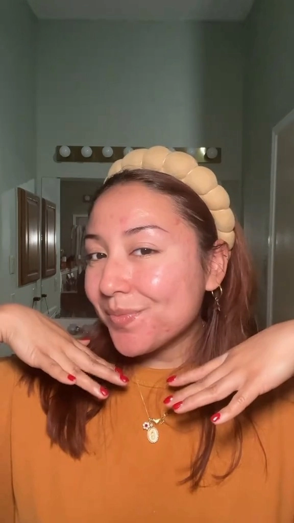 👀 If you watch closely, there are 2 kisses in this video: when @leenavianae’s partner kisses her cheek and when our gentle + effective Pore Perfecting Toner kisses her skin. Expect nothing less from your #SkincareSoulmate. 💛

#Dickinsons #FacialCleanser #AffordableSkincare #skincare #SkincareRoutine #GRWM #toner