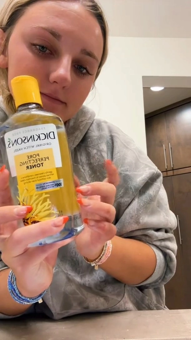 Very serious question: if you play a #GRWM in reverse, would that be a #UNGRWM? Answer in the comments please. xoxo leximontecalvo_

#SkincareSoulmate #Dickinsons #skincare #toners #FacialCleansers #GRWM #WitchHazel #AffordableSkincare #SkincareRoutine